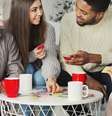 Amigos felizes jogando jogo de cartas UNO   Foto: Foto:Istock