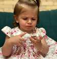 Ayla, filha de Bárbara Evans, comendo brigadeiro pela primeira vez  Foto: Via Instagram/@aylaclarktheodoro / Estadão