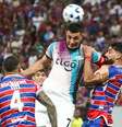 Oscar Cardozo, do Libertad/PAR, luta pela bola contra dois jogadores do Fortaleza: Titi e Pedro Augusto  Foto:   JL ROSA/AFP via Getty Images / Jogada10