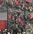 Torcedor do Newell's Old Boys imita macaco em direção a setor onde estão corintianos.  Foto: Reprodução/ Twitter @oifofoqueimogi / Estadão