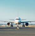 Mãe branca que viajava com filha negra processa companhia aérea por acusação de tráfico humano   Foto: iStock/Mary MacCarthy