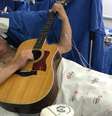 Paciente toca violão durante cirurgia no cérebro: entenda como é possível -  Foto: Divulgação (Hospital Universitário Cajuru) / Saúde em Dia