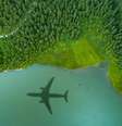 Sombra de avião na água  Foto: Getty Images / BBC News Brasil