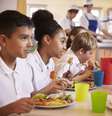 Comer bem e saudável faz toda a diferença no desempenho escolar  Foto: monkeybusinessimages / iStock