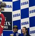 Em 1993 Ayrton Senna levantou um icônico troféu de Sonic ao vencer o Grande Prêmio de F1 em Donington Park, na Inglaterra.  Foto: Reprodução/McLaren