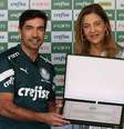 A presidente Leila Pereira entregou uma placa e uma camisa comemorativa para o técnico Abel Ferreira   Foto: Cesar Greco/Palmeiras