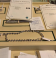 Kit de joias recebido por Bolsonaro foi oferecido em leilão nos EUA por US$ 120 mil  Foto: Reprodução