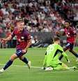 Dani Olmo  comemora um de seus três gols que calaram a torcida do Bayern, na Allianz Arena. Afinal, o  RB Leipzig fez 3 a 0 e coinquistou a Supercopa da Alemanha  –  Foto:   Christian Kaspar-Bartke/Getty Images / Jogada10