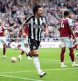 Tonali corre para celebrar o seu gol. O primeiro da goleada do Newcastle sobre o Aston Villa –  Foto:   George Wood/Getty Images / Jogada10