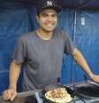 Desde 2013, Thiago vende pão de queijo de frigideira recheado nas ruas da zona leste   Foto: Matheus Oliveira/Agência Mural 