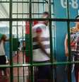 Em toda a América Latina, diferentes penitenciárias criadas pelos Estados para melhorar a segurança de quem está fora delas estão se tornando escolas do crime  Foto: Getty Images / BBC News Brasil