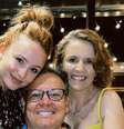 Pais de Larissa Manoela rebateram filha e negaram que atriz não tivesse acesso ao próprio dinheiro.  Foto: Reprodução, Instagram/@larissamanoela / Purepeople