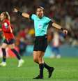 Árbitra Edina Alves no jogo de semifinal entra Espanha e Suécia  Foto: REUTERS