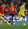 Asllani (à esquerda, de amarelo) tenta iniciar um ataque sueco, mas recebe a marcação da espanhola Teresa Abelleira –  Foto: Marty Melville/AFP via Getty Images / Jogada10
