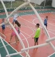 O momento foi flagrado por uma câmera de segurança  Foto: Reprodução