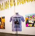 Camisa destaca foto com frase "Estamos vivos e não queremos deixar saudade agora"  Foto: Reprodução: Instagram/defavelas - Créditos: Thaís Valêncio/(@euthaisvalencio)