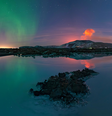 Aurora e fumaça de vulcão fotografadas na Islândia (Imagem: Reprodução/Wioleta Gorecka)  Foto: Canaltech