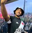 Payet tira selfie com a multidão de vascaínos ao fundo –  Foto: Reprodução Twitter / Jogada10