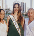 Angel com a mãe Fabiene e o pai Edgar: o casal tem duas trans, duas lésbicas e uma heterossexual   Foto: Arquivo Pessoal