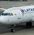 Avião da Latam é visto em uma estrada de táxi no Aeroporto Internacional El Dorado de Bogotá, na Colômbia, 28 de julho de 2023  Foto: Sebastian Barros/Long Visual Press/Universal Images Group via Getty Images