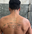 Tatuagem de homem preso por homicídio chama a atenção de policiais  Foto: Reprodução/TV Tribuna