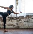 Yoga é uma das modalidades indicadas para queimar calorias e trabalhar o corpo todo  Foto: Alexandra Tran/Unsplash/Divulgação / Boa Forma