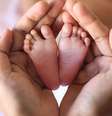 Pés de bebê nas mãos de adulto  Foto: Getty Images / BBC News Brasil