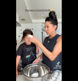 Em trend polêmica do TikTok, mães quebram ovos nas testas dos filhos  Foto: Reprodução/TikTok