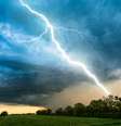 Céu de tempestade nuvem com raio sobre a paisagem rural  Foto: Foto:Istock