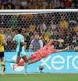 Asllani  (de amarelo, camisa 9) chuta e vê a goleira Mackenzie Arnold voar e não chegar. É o segundo gol da Suécia sobre a Austrália  –  Foto:   Cameron Spencer/Getty Images / Jogada10