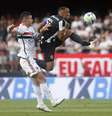 Marçal ganha a parada de James Rodríguez –  Foto: Vitor Silva/Botafogo / Jogada10