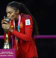 Salma Paralluelo beija o troféu da Copa do Mundo Feminina   Foto: Hannah Mckay / Reuters