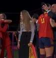 Jenni Hermoso foi supreendida com um beijo do presidente da Federação espanhola  Foto: Reprodução/Sportv
