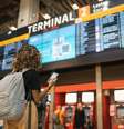 Turista olhando para chegadas e mesa de partidas  Foto: Foto:Istock