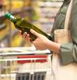 Consumidores brasileiros se queixam de azeite a R$ 30 ou até R$ 40 nos supermercados e não há perspectiva de melhora  Foto: Getty Images / BBC News Brasil