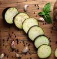 A berinjela pode ser utilizada no preparo de pastas, massas, molhos, saladas e carnes -  Foto: Shutterstock / Alto Astral
