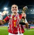 Misa Rodríguez, da Espanha, posa com a medalha e o troféu após vencer a Copa do Mundo Feminina da Austrália e Nova Zelândia 2023  Foto: Getty Images