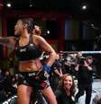 Mayra Sheetara comemora vitória no UFC Vegas 77   Foto: Divulgação/Twitter Oficial UFC / Esporte News Mundo