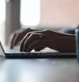 IA foi ensinada a reconhecer padrões sonoros do pressionamento de cada tecla, com diferentes pressões e dedos; eficácia no reconhecimento de toques foi de mais de 90%, gerando riscos para a segurança (Imagem: Thomas Lefebvre/Unsplash)  Foto: Canaltech
