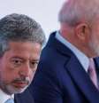 Lira e Lula na posse de Celso Sabino como ministro do Turismo; presidente da Câmara deve emplacar mais aliados no primeiro escalão do governo  Foto: Reuters / BBC News Brasil