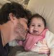 Eliezer e sua filha, Lua di Felice, de 4 meses  Foto: Reprodução/Instagram/@eliezer / Estadão