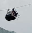 Oito pessoas ficam presas em teleférico após cabo romper no Paquistão  Foto: Reuters