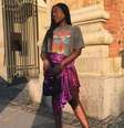 Camiseta oversized com saia –  Foto: Instagram / @loisopoku / Alto Astral