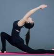 Imagem meramente ilustrativa de uma mulher fazendo pilates  Foto: Alex Shaw/ Unsplash