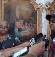 Imagem mostra Jurandir Wellington Pacífico, filho de Mãe Bernardete, dando entrevista para a imprensa. Ele está dentro de uma igreja católica em Salvador e usa óculos escuros.  Foto: Dindara Ribeiro/Alma Preta Jornalismo / Alma Preta