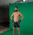 Khamzat Chimaev posa para foto   Foto: Divulgação/Twitter Oficial UFC / Esporte News Mundo