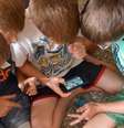 Materiais de desenho, brinquedos ou livros são definitivamente escolhas melhores do que um smartphone, dizem especialistas  Foto: DW / Deutsche Welle