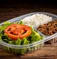 Marmita com salada de alface com tomate, arroz e carne moída  Foto: iStock