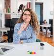 mulher-pensativa-no-trabalho.jpg  Foto: bnenin / Adobe Stock