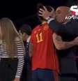 Presidente da Federação Espanhola deu beijo à força na jogadora Hermoso –  Foto: Reprodução / Jogada10